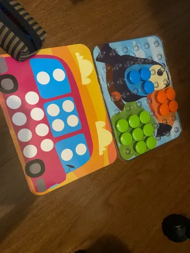 Jogo educativo Encaixe Cor (Monte e Associe as Cores), fabricado pela marca Elk