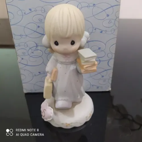 Precious Moments Estatueta de Porcelana Bisque Menina Loira 5 Anos com Bolsa e livros