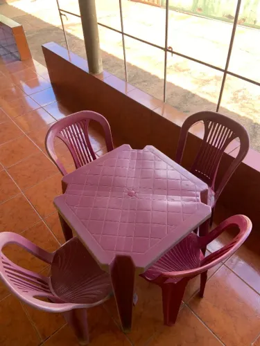 Jogo mesa e cadeira plástica