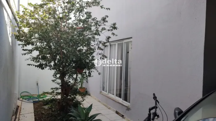 Casa residencial com 3 quartos sendo 1 suíte disponível para venda no bairro Mansour em Ub