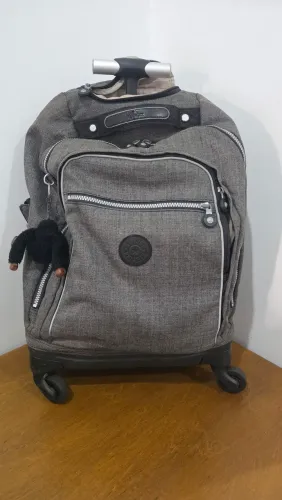 Mochila Kipling cinza
