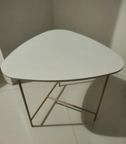Mesa Lateral Orgânica Bege e Dourado Metálico - Estilo Minimalista / Moderno