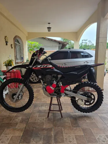 VENDO CRF 230 2016, COM TODA ROUPA E EQUIPAMENTOS DE TRILHA
