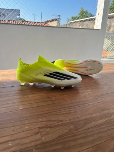 Chuteira adidas