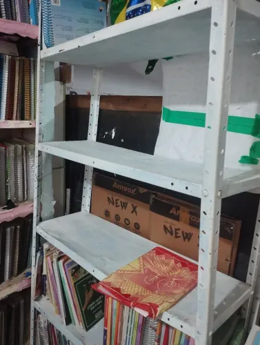 Doando os livros e vendendo as estantes.