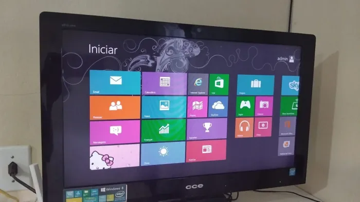 Vendo Computador All In One CCE em bom estado de conservação. 