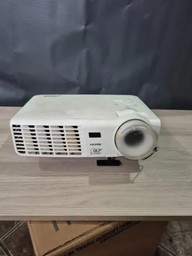 Projetor Vivitek D510 DLP - 2600 Lumens com Entrada HDMI (Portátil)