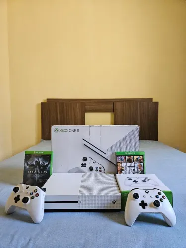 Xbox One S 500GB + 2 Controles + Jogos