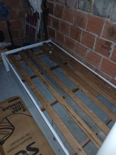 Vendo cama de solteiro tubular