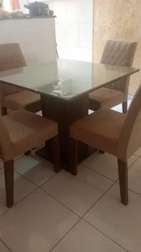 Mesa de vidro para quatro lugares com pouco tempo de uso 