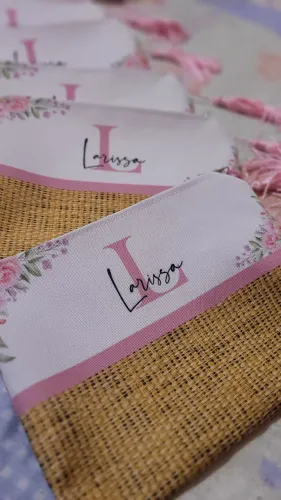 kit com 5 necessaires personalizadas com o nome Larissa