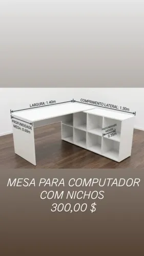 Mesa para computador com nichos