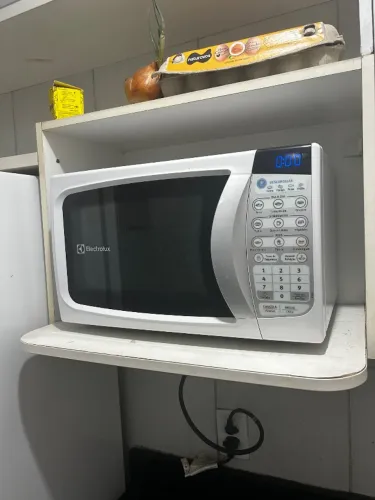 Geladeira e microondas