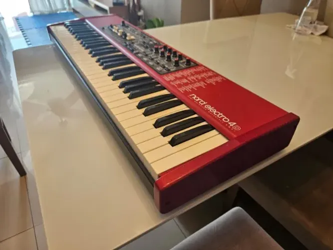 Teclado Nord Electro 4d 61 Teclas Vermelho (Usado)