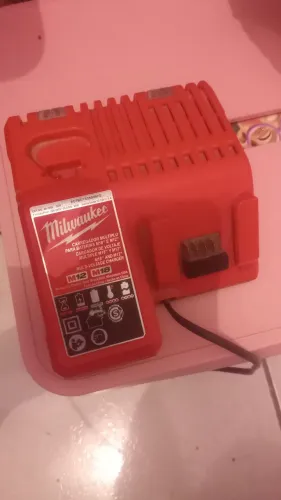 Carregador de Bateria Milwaukee M12 e M18
