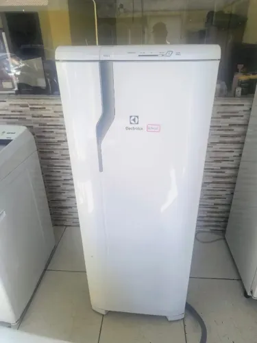 Geladeira Electrolux RE31 (240 Litros) Branca