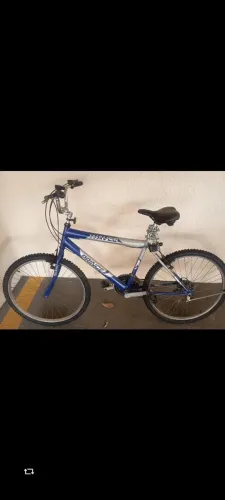 Vendo bicicleta bem conservada, pneu , banco , camara e guidão tudo novo 400 reais