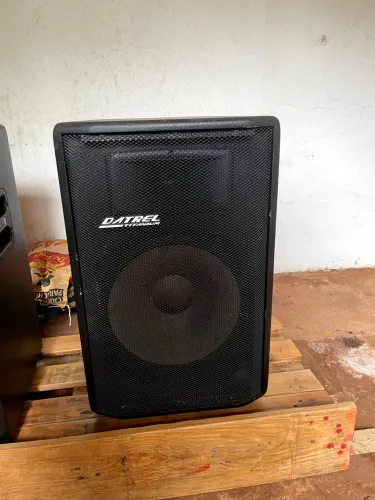 Caixa de Som Ativa Datrel AT15-300 com falante de 15 polegadas e 300W RMS de potência.