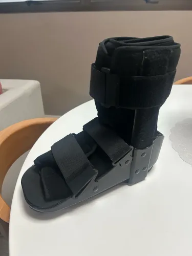 Muleta e bota ortopedica