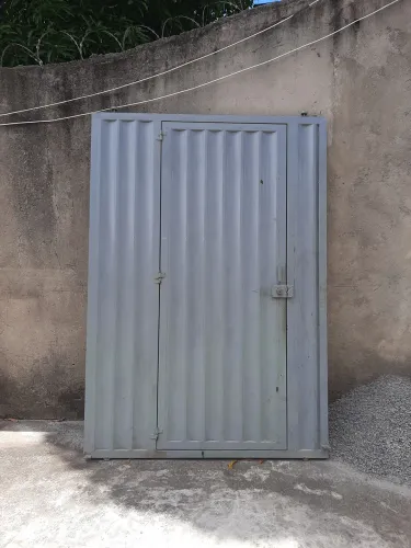 Vendo portão metálico em lambril 