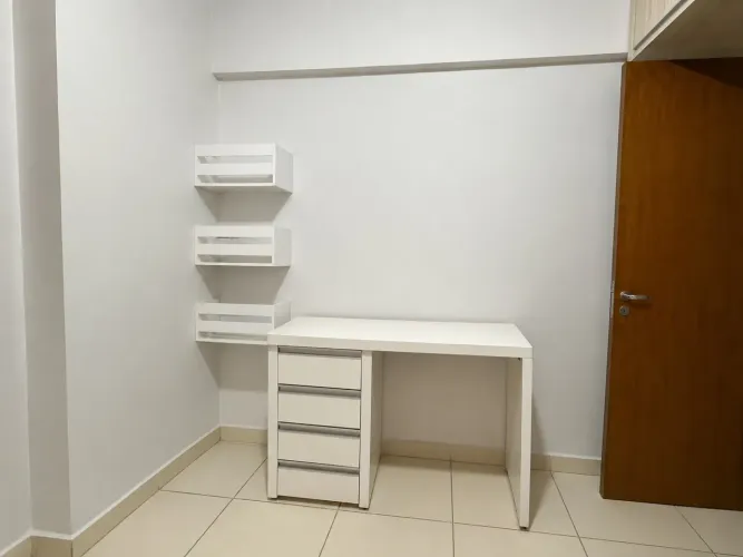 Escrivaninha com 4 gavetas + 3 nichos. Usada, com manchas no tampo.