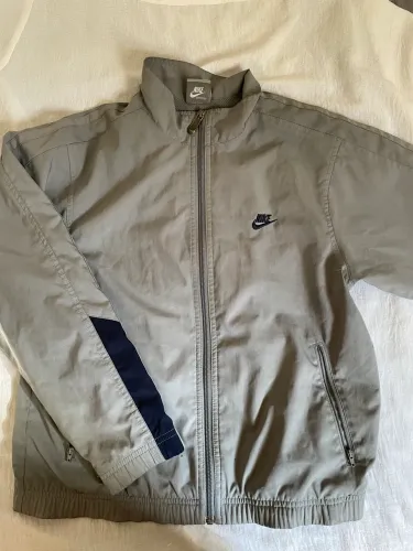 corta-vento nike sportswear cinza m (modelagem pequena)