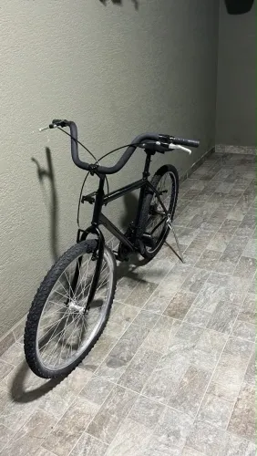 Vendendo bicicleta aro 26 bike com detalhes de uso ,freios novos ,pneus novos 