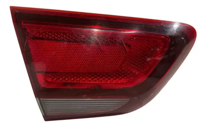 Lanterna Traseira Esquerda Cobalt 2016 A 2020 (mala) Detalhe Esquerdo/motorista Vermelho
