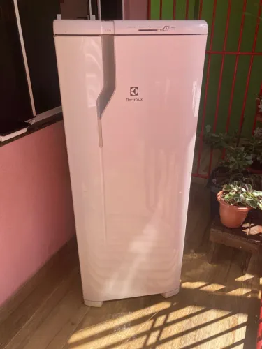Geladeira Electrolux 240l Re31