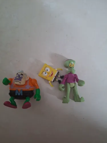 kit com três bonecos do Bob Esponja, dois articulados 
