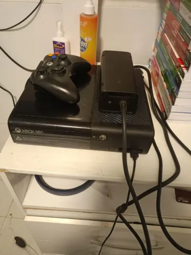 Xbox 360 super slim (destravado) com jogos 