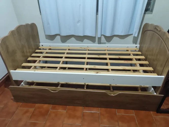 Vendo cama de solteiro de madeira com cama auxiliar (bicama).<br>Valor: R$ 200,00