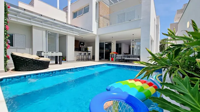 Casa MARAVILHOSA, 3 suítes, 5 dorms, piscina, escritório e PORTEIRA FECHADA! Condomínio Ib