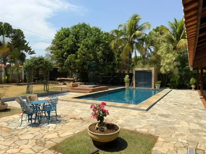 Casa térrea de 600m² com 04 quartos sendo 03 suítes para venda e locação em condomínio - C