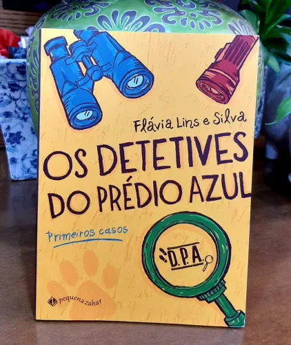 Livro OS DETETIVES DO PRÉDIO AZUL. De Flávia Lins e Silva. Ed. Pequena Zahar. Inf./Juvenil