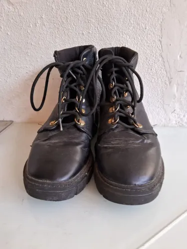 Bota coturno semi nova unisex tamanho 36