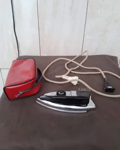 Ferro de passar roupa portátil