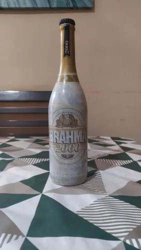 Garrafa comemorativa de cerveja Brahma, lançamento para o ano 2000.