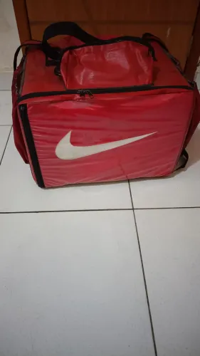VENDO ESSA BAG BEM CONSERVADO ?