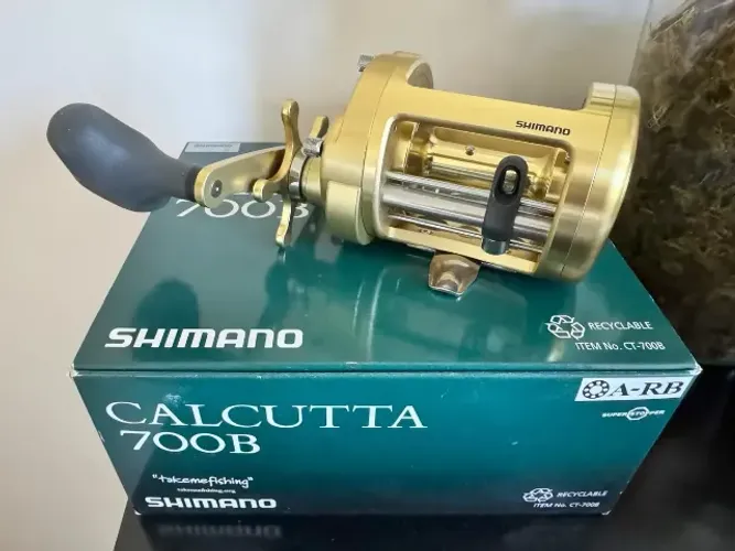 Carretilha P/mar Perfil Alto Shimano Calcutta 700 B (dir)