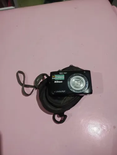 Estou vendendo essa máquina de fotografia digital Nikon CoolpiX 