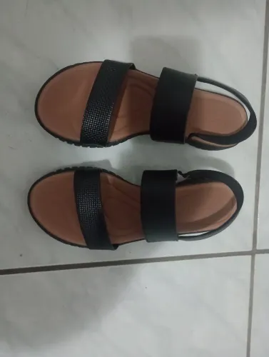 Sandália Usaflex preta.