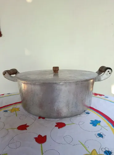 Panela grande de alumínio batido