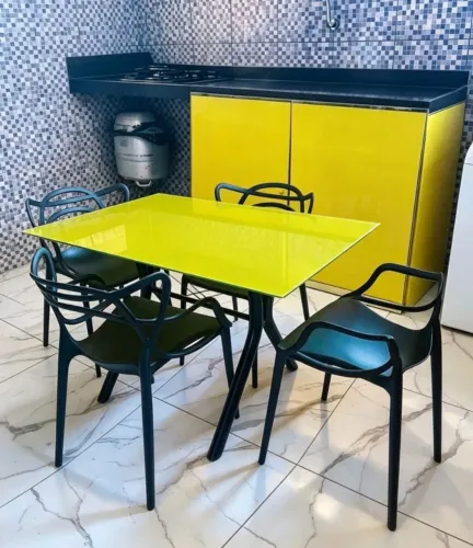 Vendo mesa com 4 cadeiras e Armário de vidro temperado 