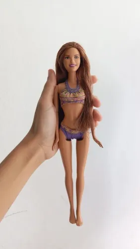 Barbie Kylie do filme "Vida de Sereia 2", vestindo um biquíni roxo com detalhes coloridos