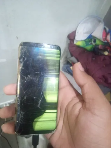 Vende-se s8 com a tela quebrada ou troco