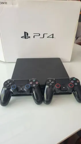 PS4 Slim de 1TB + 2 controles originais + 4 jogos físicos