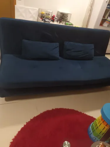 Ofertaço imperdível!  Sofá cama casal, com clik de mola, em sueder azul marinho. 