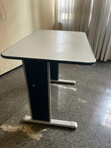 Mesa de escritório 90x60 - estrutura de aço, branca e azul