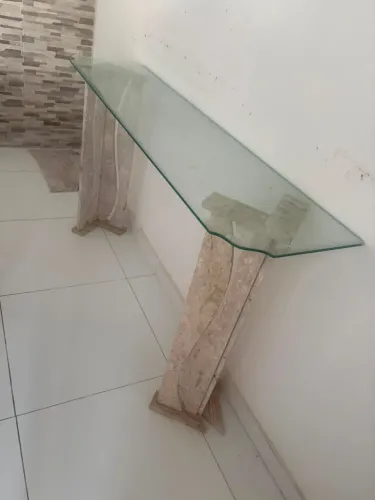 Mesa de canto de vidro com mármore